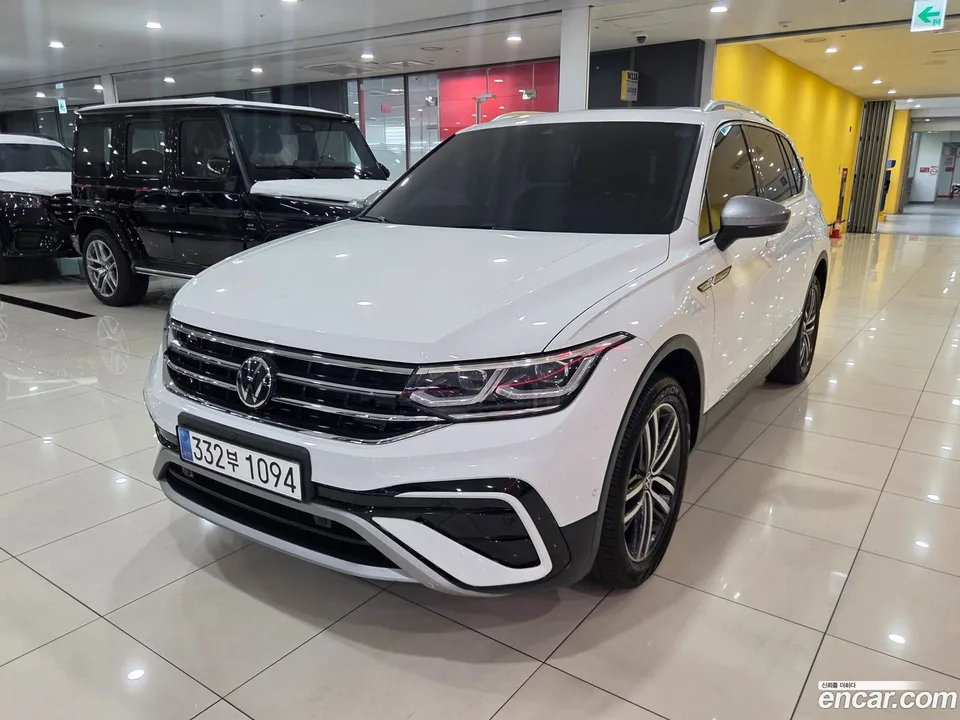 Volkswagen Tiguan Allspace 2.0 TSI 2023 — photo 1, buy with delivery to Moscow