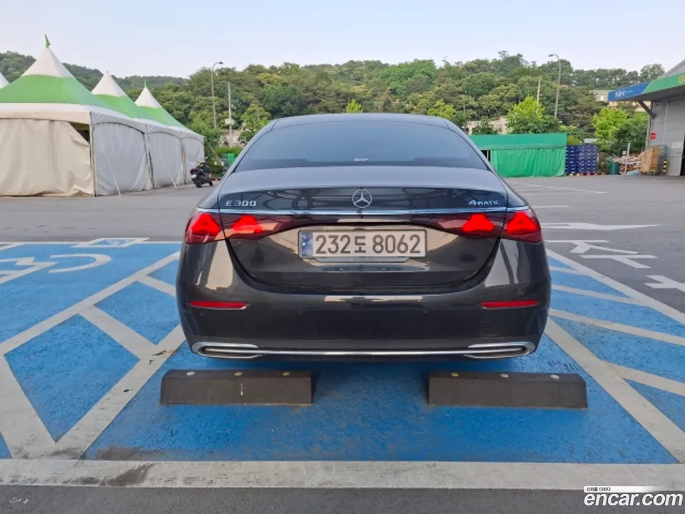 Mercedes-Benz E-Class E300 4MATIC 2024 — thumbnail 3