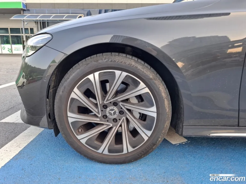 Mercedes-Benz E-Class E300 4MATIC 2024 — thumbnail 4