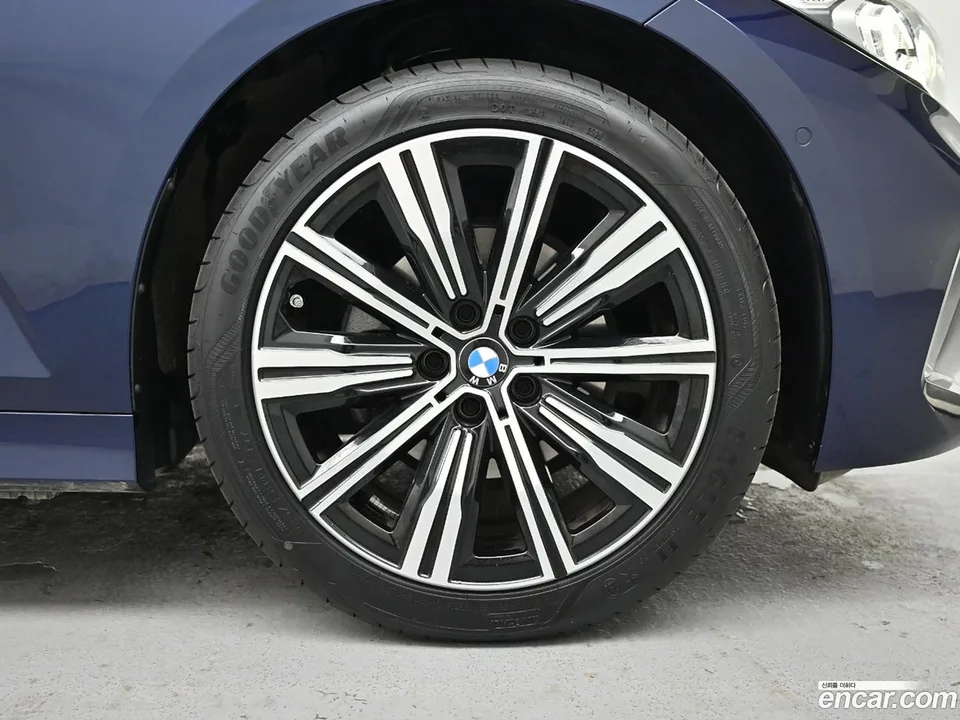 BMW 3 Series 320i 2025 — thumbnail 2