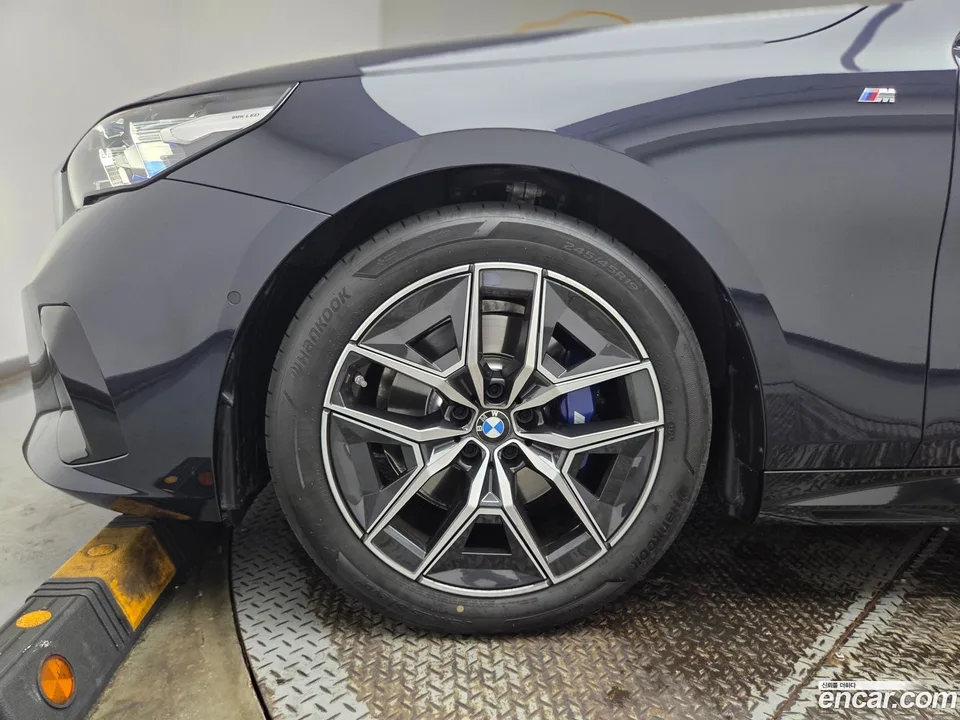 BMW 5 Series 520i M 2025 — thumbnail 2