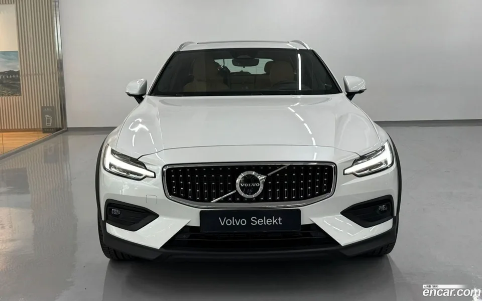 Volvo V60 Cross Country B5 AWD 2025 — thumbnail 3