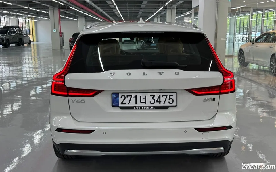 Volvo V60 Cross Country B5 AWD 2025 — thumbnail 4