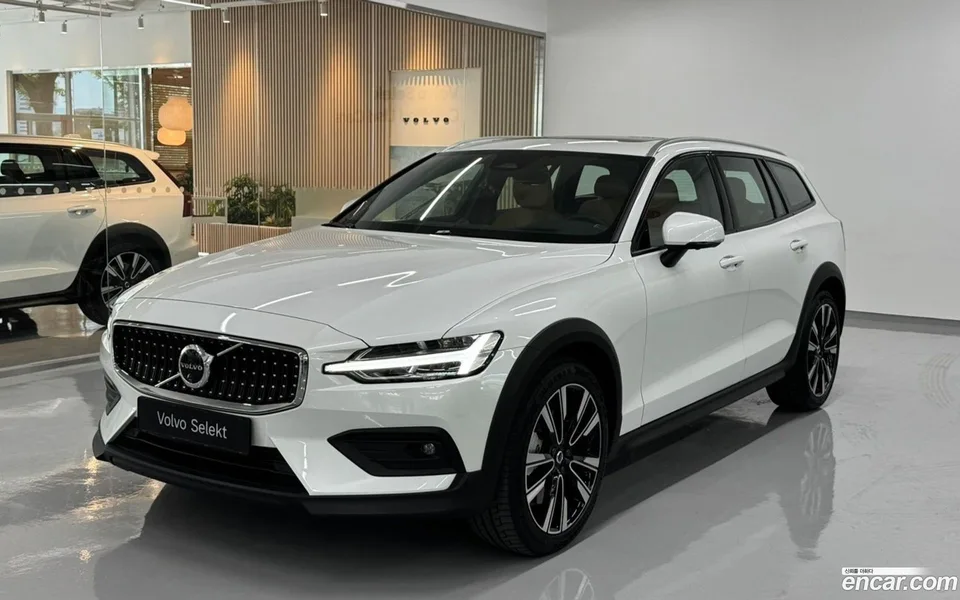 Volvo V60 Cross Country B5 AWD 2025 — photo 1, buy with delivery to Moscow