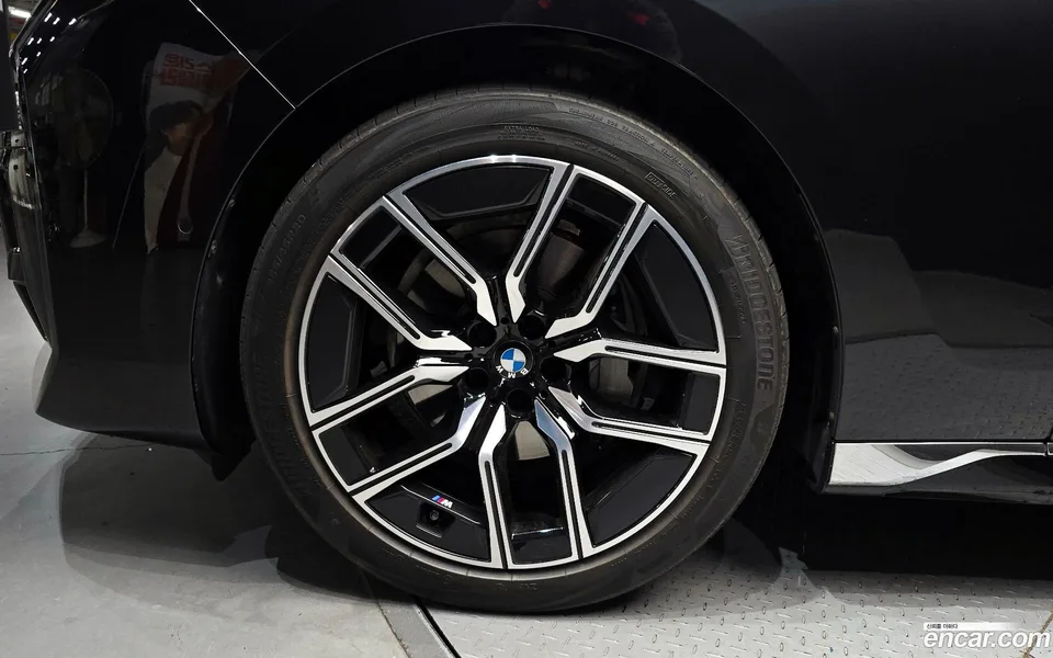 BMW 7 Series 740d xDrive M 2024 — thumbnail 2