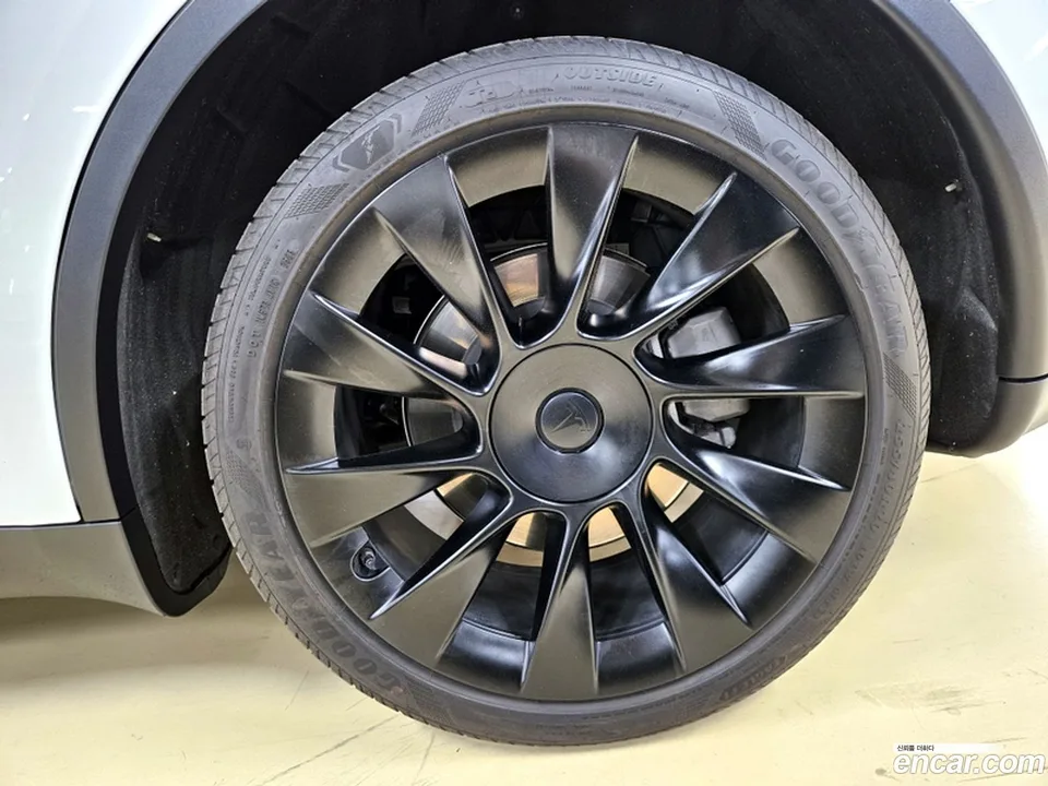 Tesla Model Y RWD 2023 — thumbnail 2
