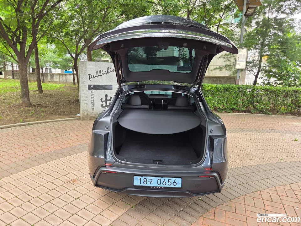 Tesla Model Y RWD 2025 — thumbnail 5