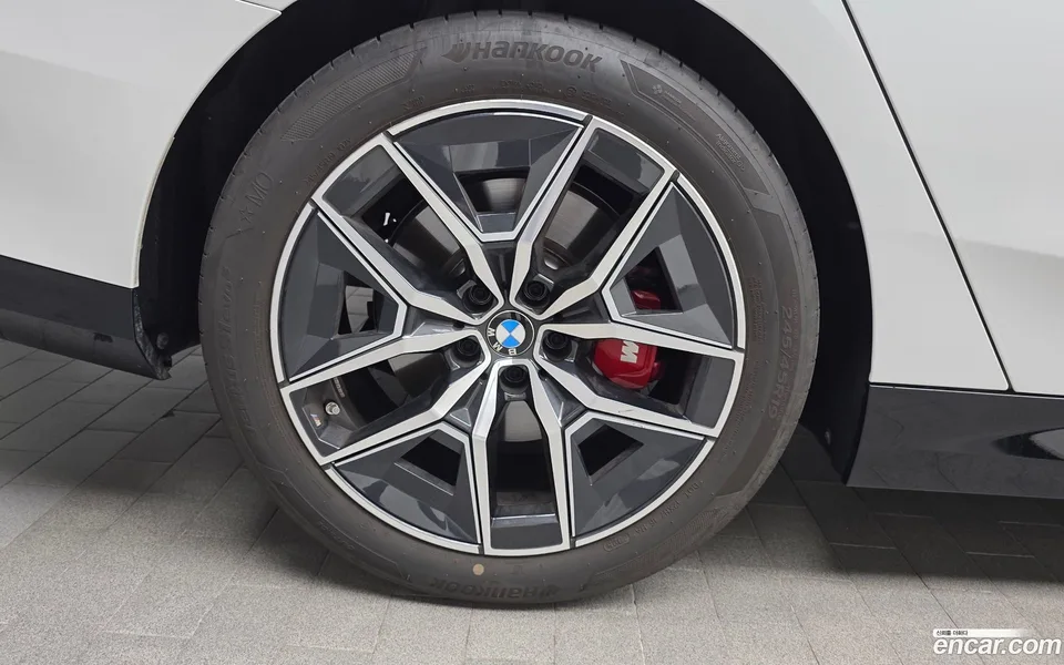 BMW 5 Series 520i 2025 — thumbnail 2