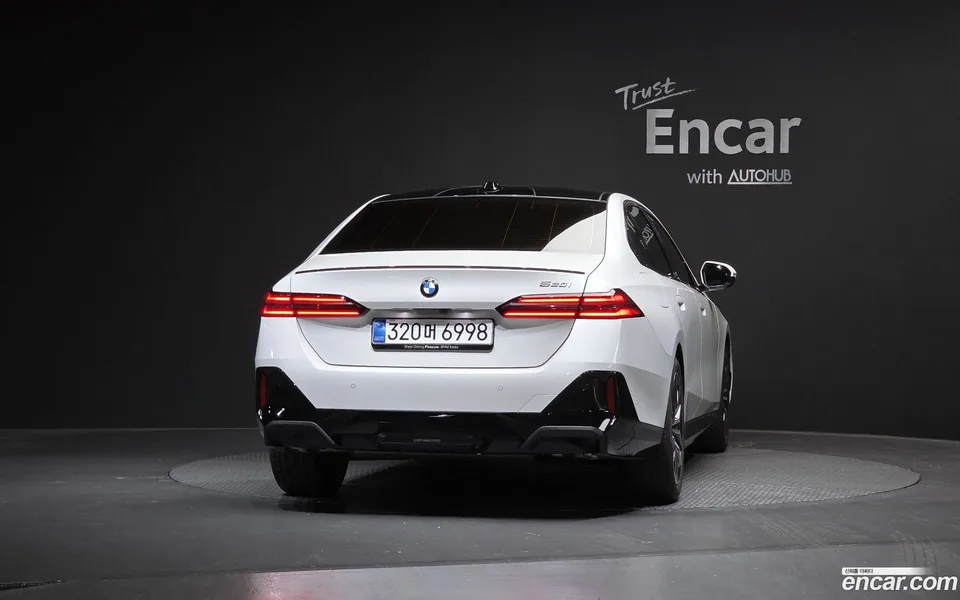 BMW 5 Series 520i 2025 — thumbnail 4