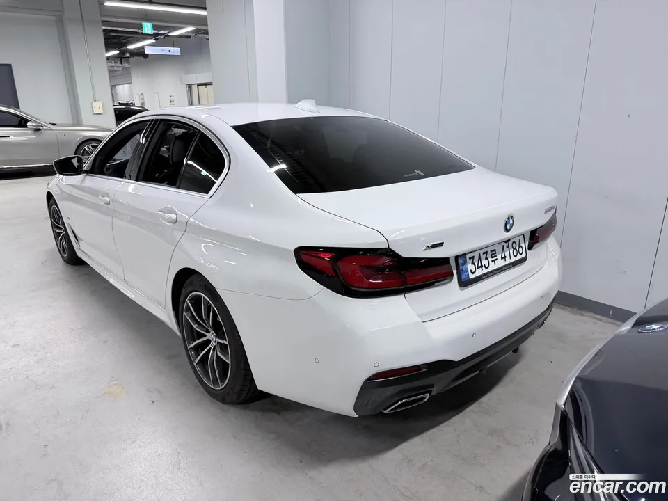 BMW 5 Series 523d xDrive M 2023 — thumbnail 2