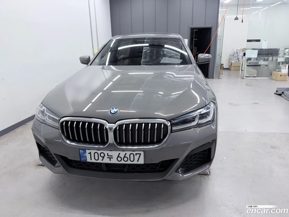 BMW 5 Series 530e M 2022 — миниатюра 2