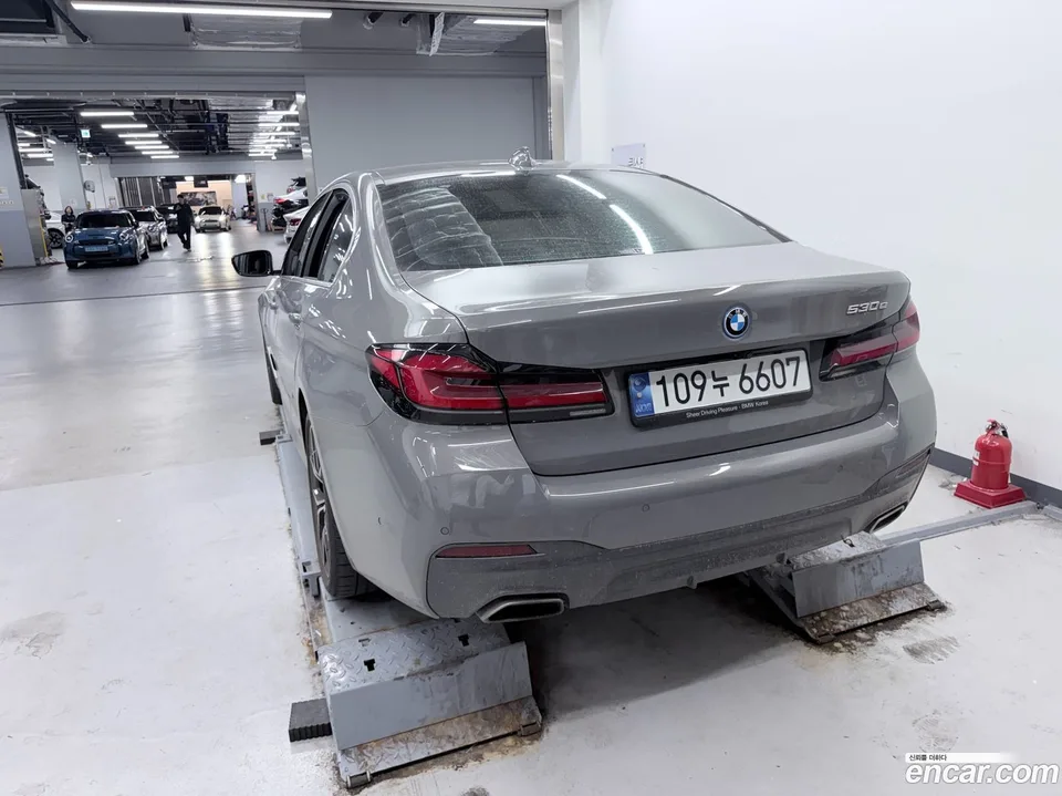 BMW 5 Series 530e M 2022 — миниатюра 3