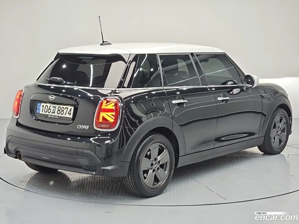 MINI Cooper 5 2023 — thumbnail 4
