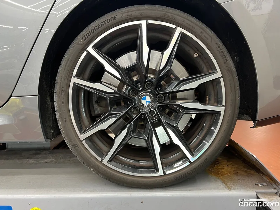 BMW 8 Series M850i xDrive 2025 — thumbnail 5