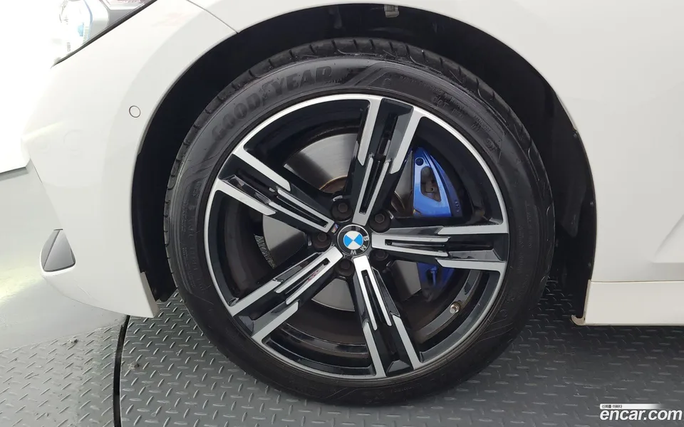 BMW 3 Series 320i M 2023 — thumbnail 2