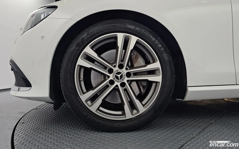 Mercedes-Benz E-Class E350 4MATIC 2022 — thumbnail 5