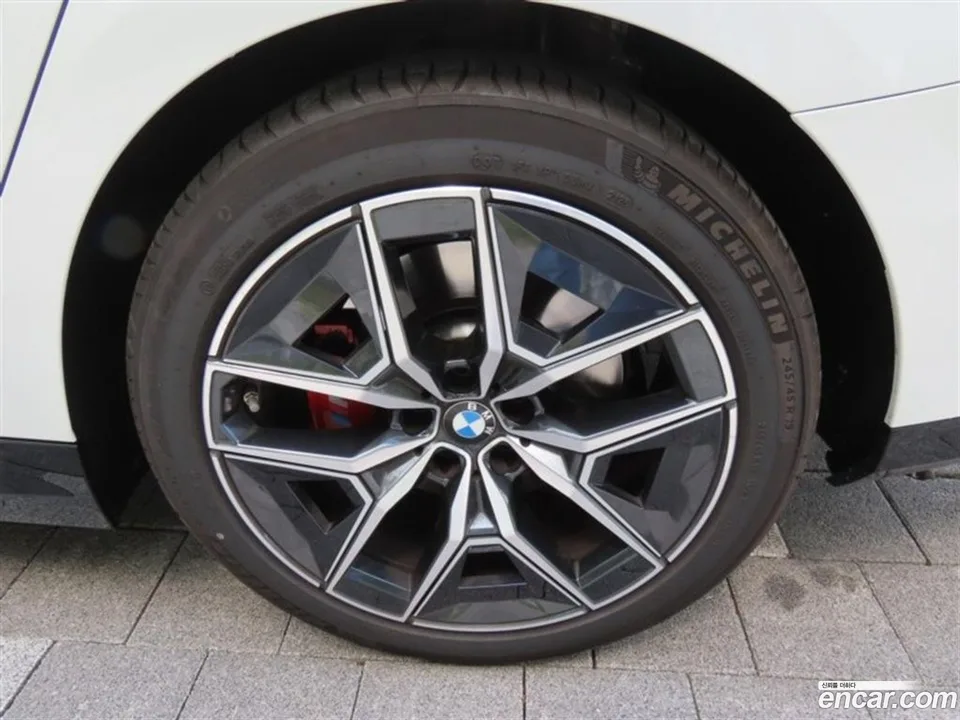 BMW 5 Series 520i 2025 — thumbnail 2