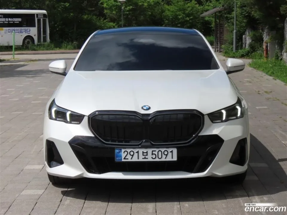 BMW 5 Series 520i 2025 — thumbnail 3