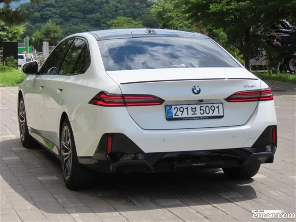 BMW 5 Series 520i 2025 — thumbnail 4