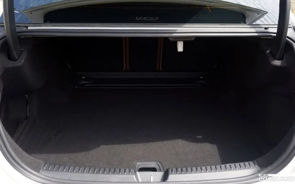 Mercedes-Benz E-Class E200 2024 — thumbnail 2