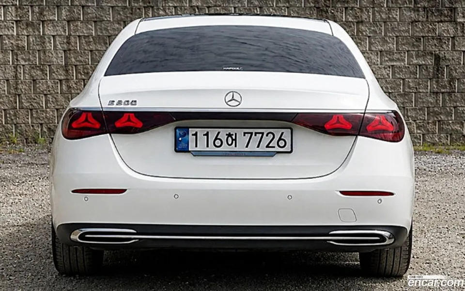 Mercedes-Benz E-Class E200 2024 — thumbnail 3