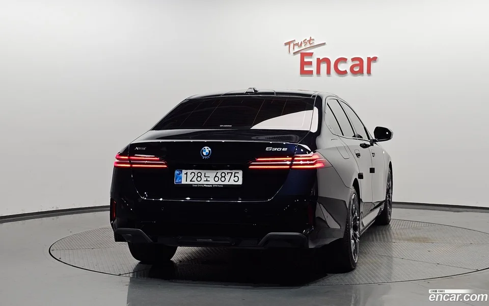 BMW 5 Series 530e xDrive M 2025 — thumbnail 4