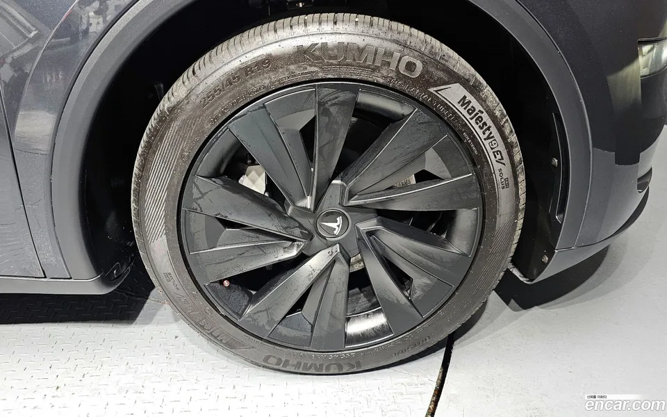 Tesla Model Y AWD 2025 — thumbnail 2