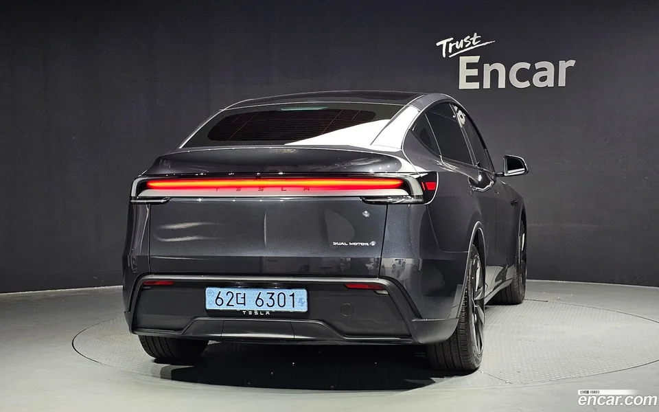 Tesla Model Y AWD 2025 — thumbnail 4