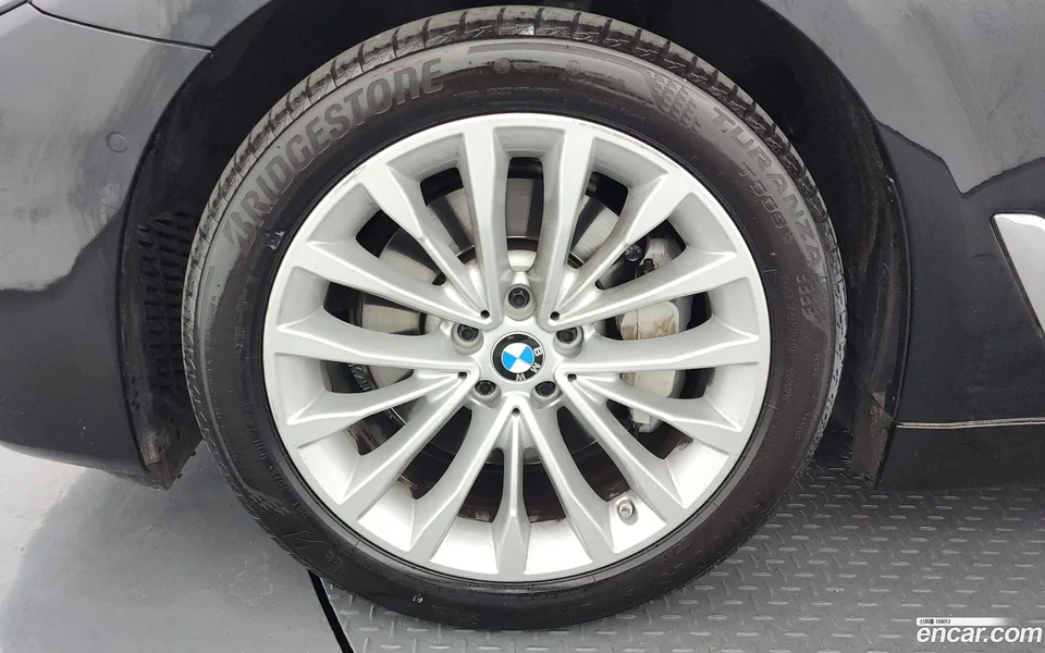 BMW 5 Series 530i 2022 — миниатюра 2