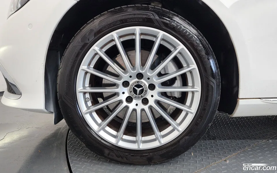 Mercedes-Benz E-Class E220d 4MATIC 2023 — thumbnail 5