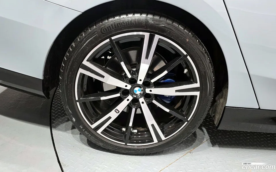 BMW 5 Series 530i xDrive M 2025 — thumbnail 2