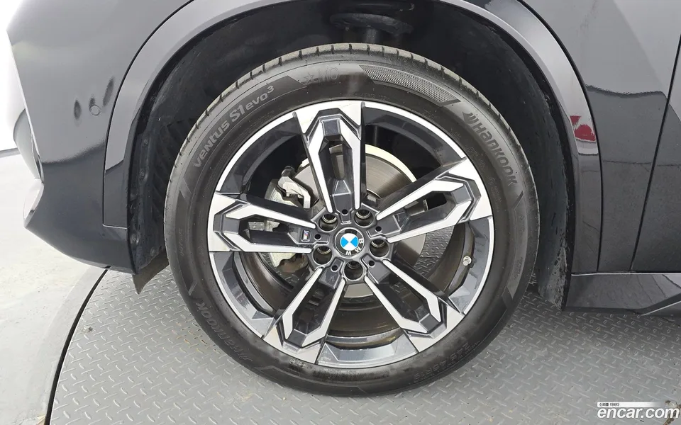 BMW X1 xDrive 20i M 2023 — thumbnail 2