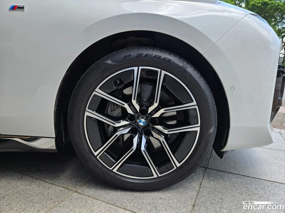 BMW 7 Series 740i sDrive M 2023 — thumbnail 2