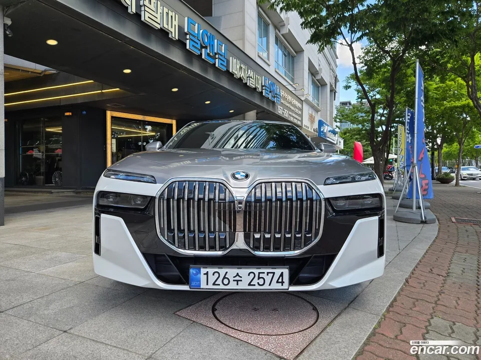 BMW 7 Series 740i sDrive M 2023 — thumbnail 3