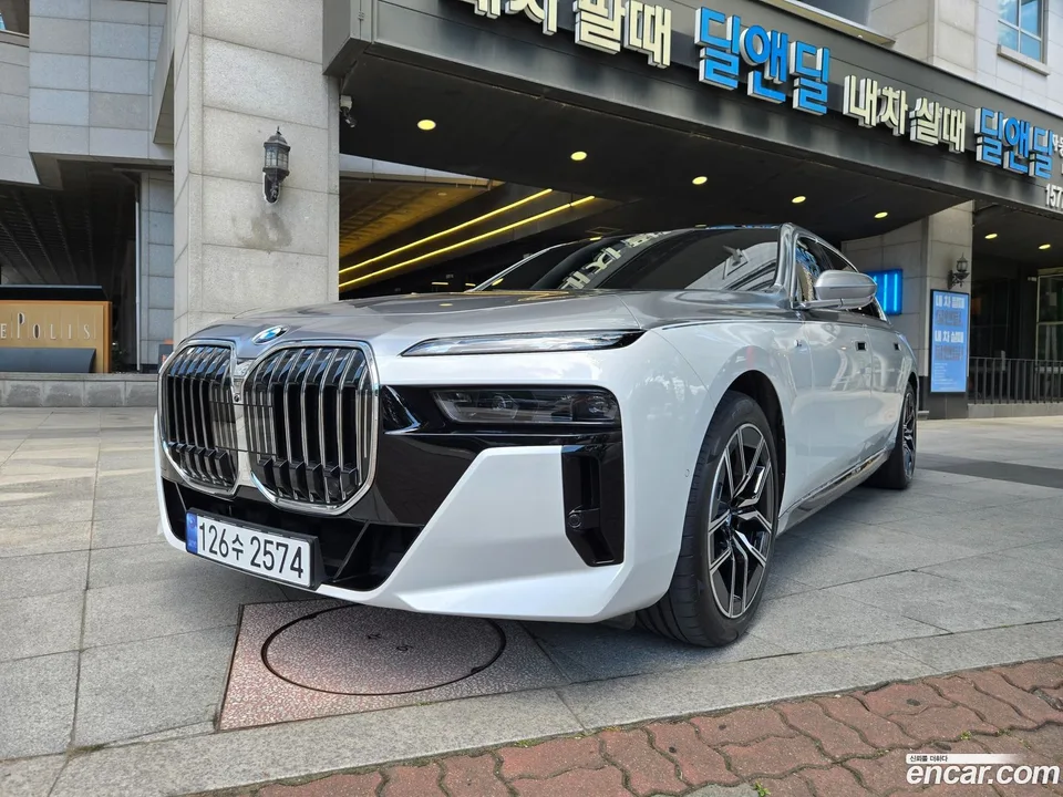BMW 7 Series 740i sDrive M 2023 — photo 1, buy with delivery to Moscow