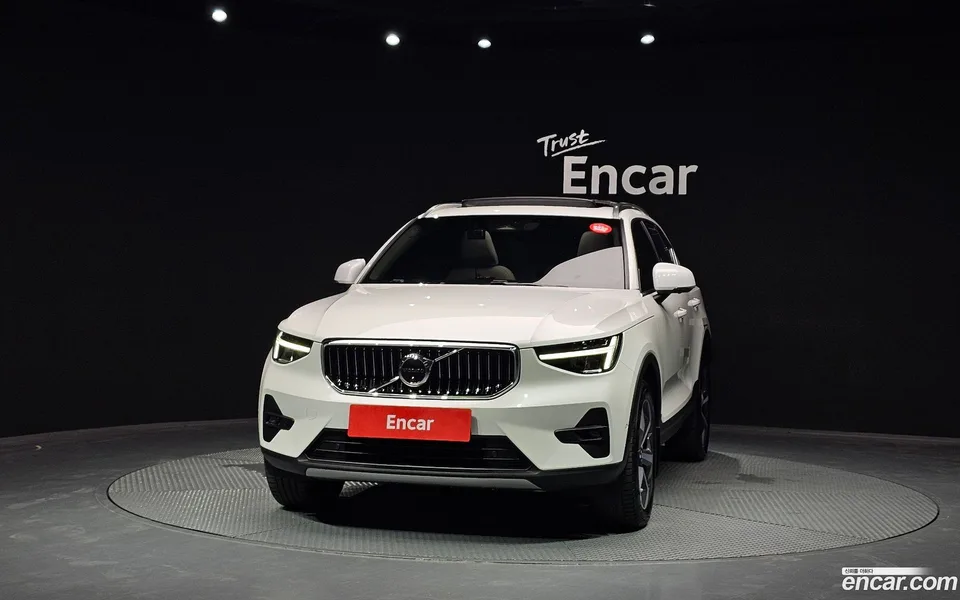 Volvo XC40 B4 2023 — thumbnail 3
