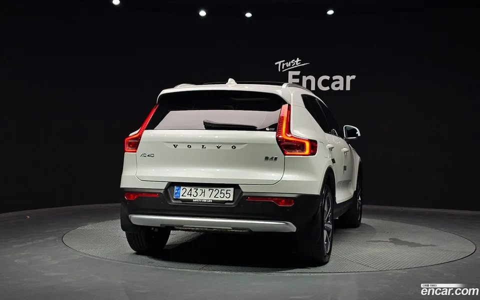 Volvo XC40 B4 2023 — thumbnail 4