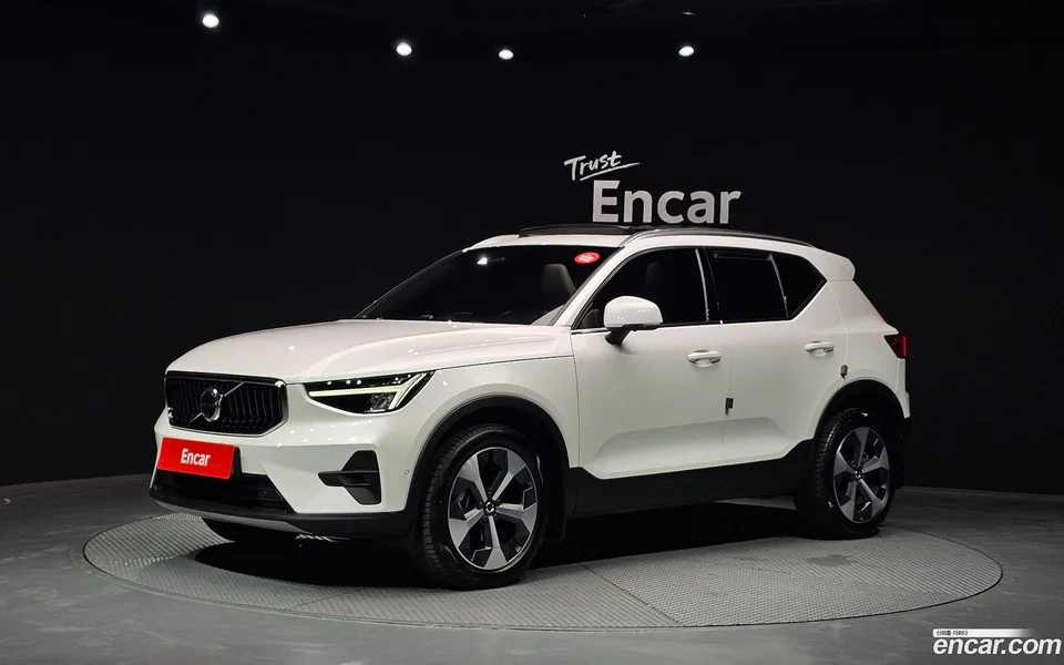 Volvo XC40 B4 2023 — photo 1, buy with delivery to Moscow