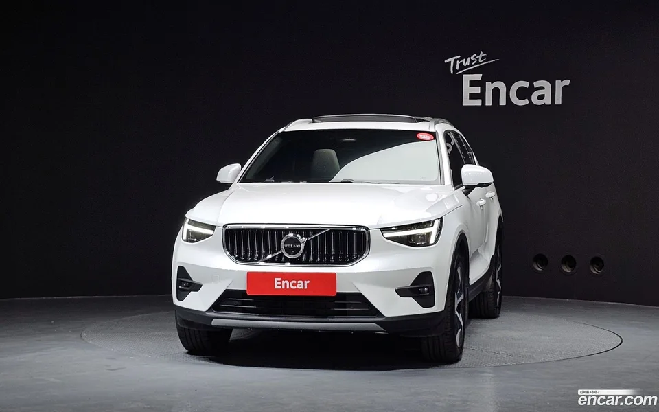 Volvo XC40 B4 2025 — thumbnail 3