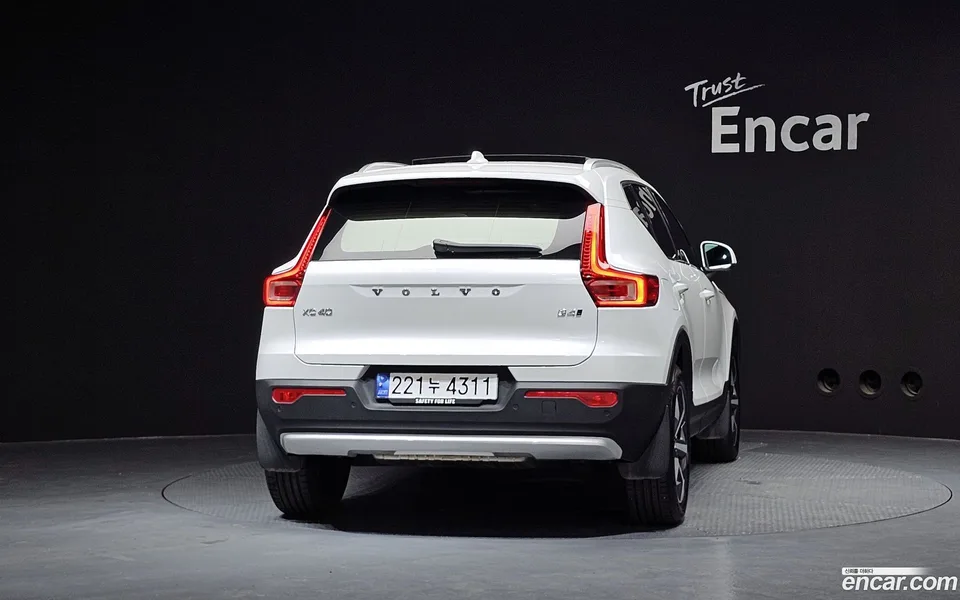 Volvo XC40 B4 2025 — thumbnail 4