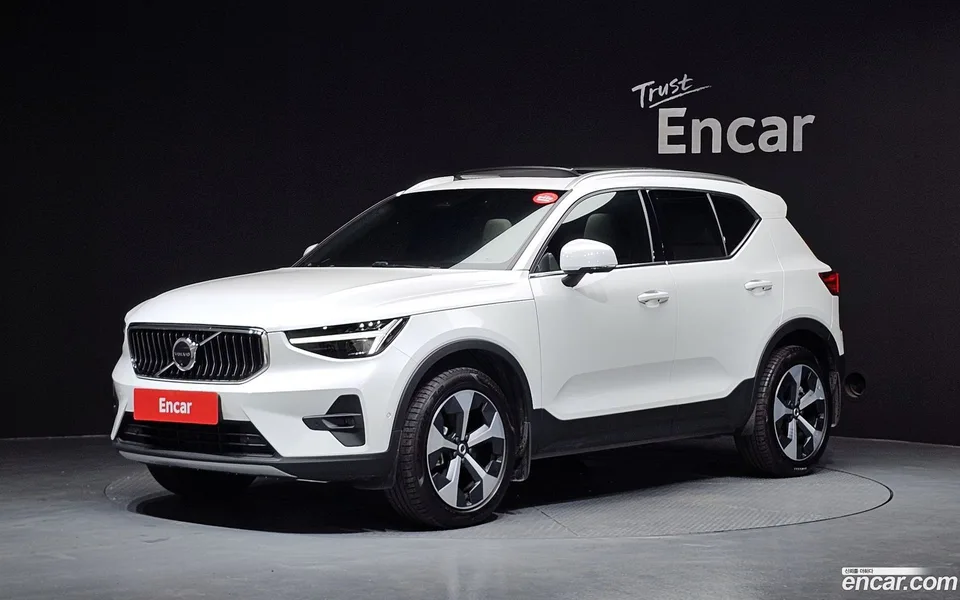 Volvo XC40 B4 2025 — photo 1, buy with delivery to Moscow