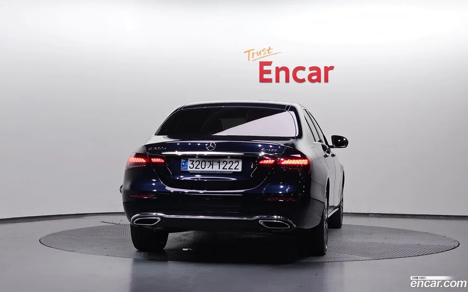 Mercedes-Benz E-Class E300e 4MATIC 2023 — thumbnail 4