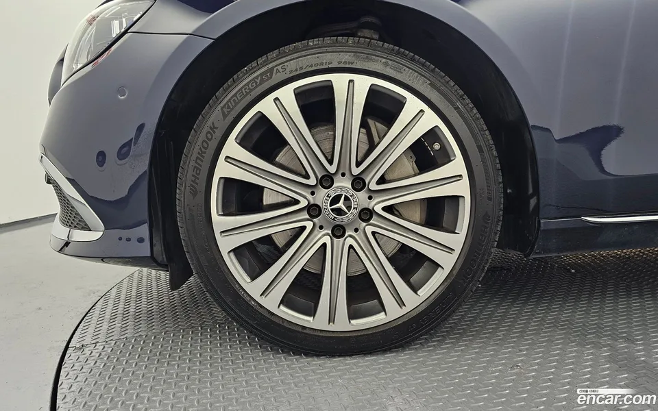 Mercedes-Benz E-Class E300e 4MATIC 2023 — thumbnail 5