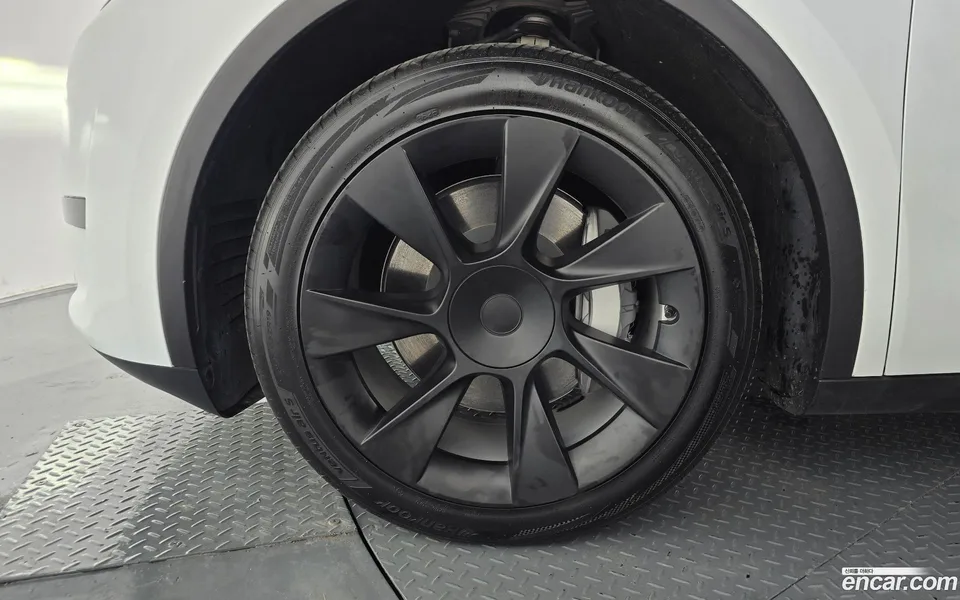 Tesla Model Y RWD 2023 — thumbnail 2