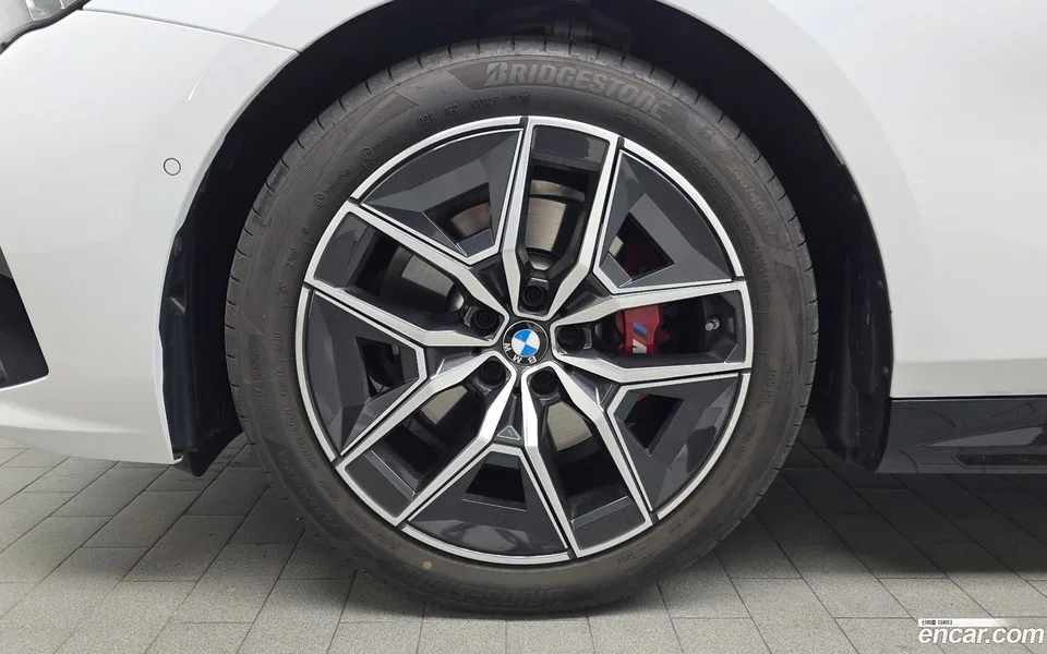 BMW 5 Series 520i 2025 — thumbnail 5