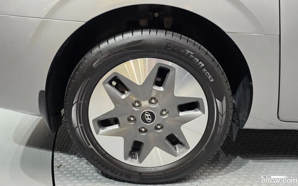 Hyundai Staria 4WD 9 2023 — thumbnail 2