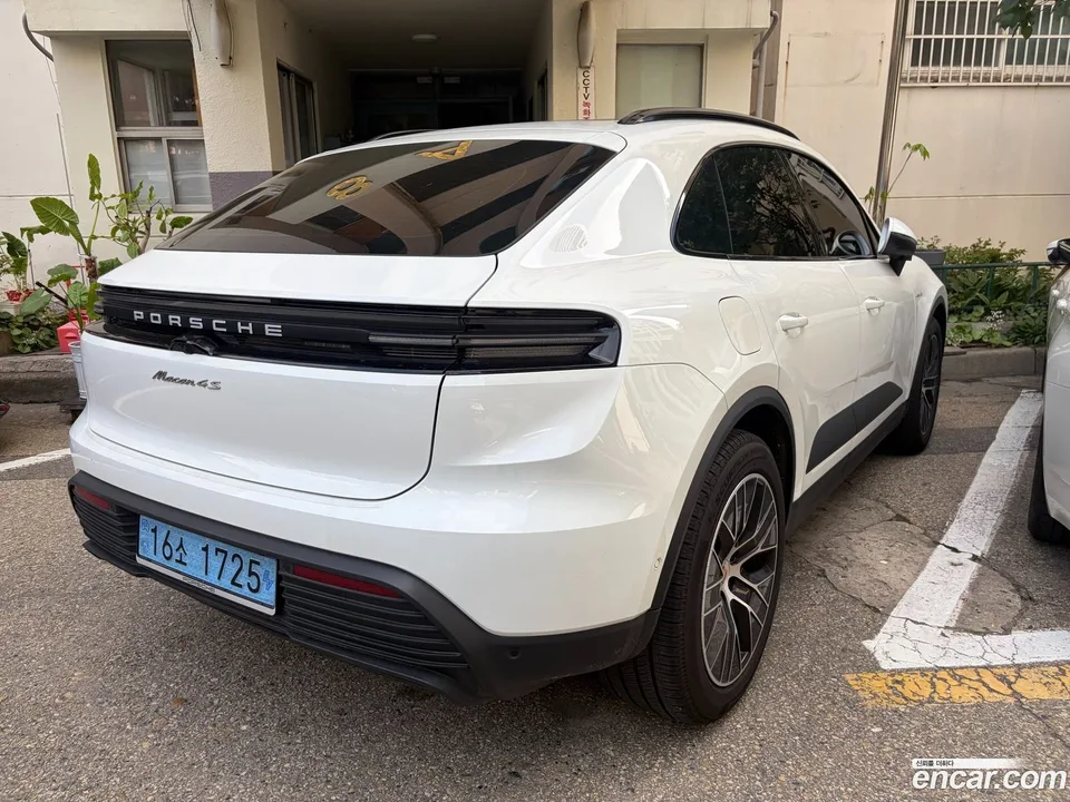 Porsche Macan Electric 4S 2025 — thumbnail 3