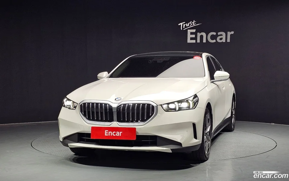 BMW 5 Series 530i xDrive 2023 — миниатюра 3