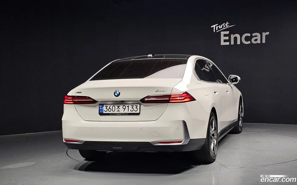 BMW 5 Series 530i xDrive 2023 — миниатюра 4