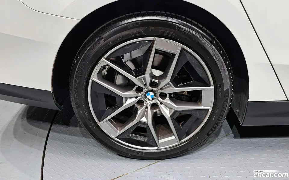 BMW 5 Series 530i xDrive 2023 — миниатюра 5